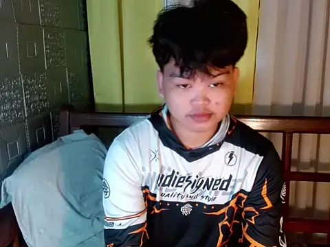 Snapshot of Reynelcock chatting on November 2, 2025, 10:15 pm Reynelcock online show from November 2, 2025, 10:15 pm