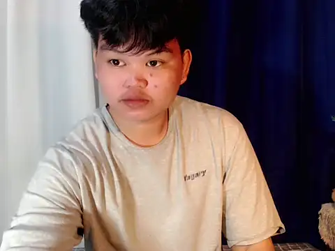 Snapshot of Reynelcock chatting on November 18, 2025, 1:21 am Reynelcock online show from November 18, 2025, 1:21 am