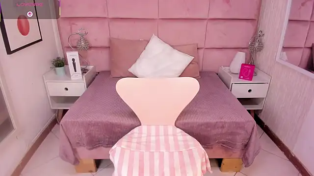 Snapshot of Janah_Myers chatting on October 3, 2025, 12:50 pm Janah Myers online show from October 3, 2025, 12:50 pm