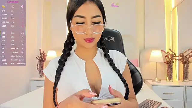 Snapshot of SalomeeBell chatting on May 21, 2026, 9:01 pm SalomeeBell online show from May 21, 2026, 9:01 pm