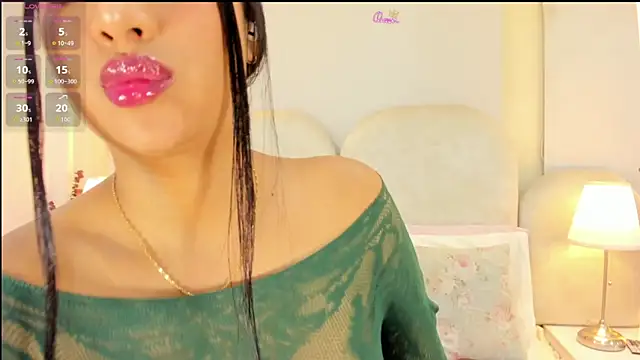 Snapshot of SalomeeBell chatting on June 11, 2026, 8:28 pm SalomeeBell online show from June 11, 2026, 8:28 pm