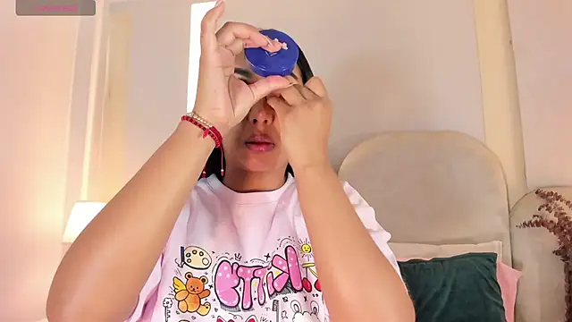 Snapshot of SalomeeBell chatting on December 2, 2025, 8:21 pm SalomeeBell online show from December 2, 2025, 8:21 pm