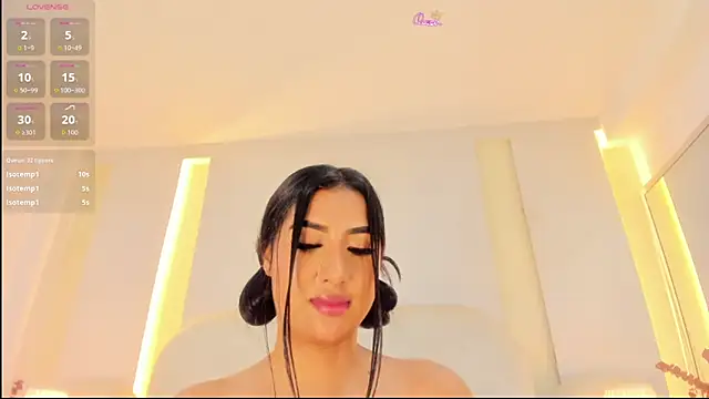 Snapshot of SalomeeBell chatting on June 11, 2026, 12:32 am SalomeeBell online show from June 11, 2026, 12:32 am