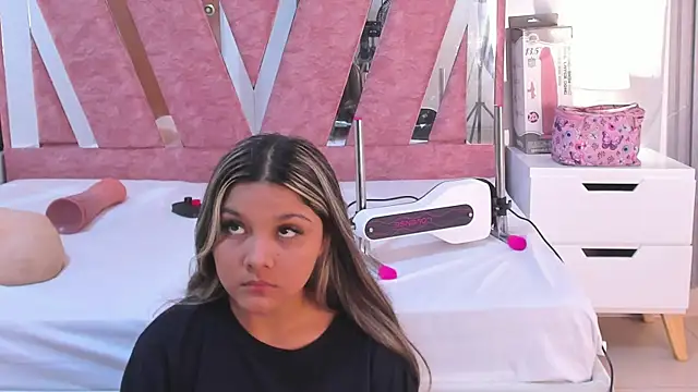 Wonderkloe  online show from February 8, 2026, 7:33 pm