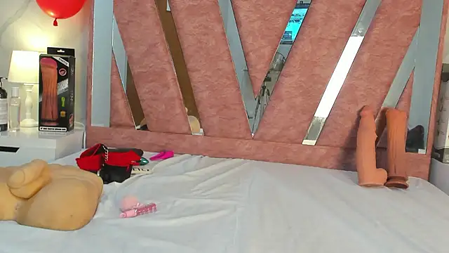 Wonderkloe  online show from February 23, 2026, 1:29 am