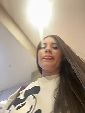 Isabella21  online show from November 10, 2025, 11:32 pm