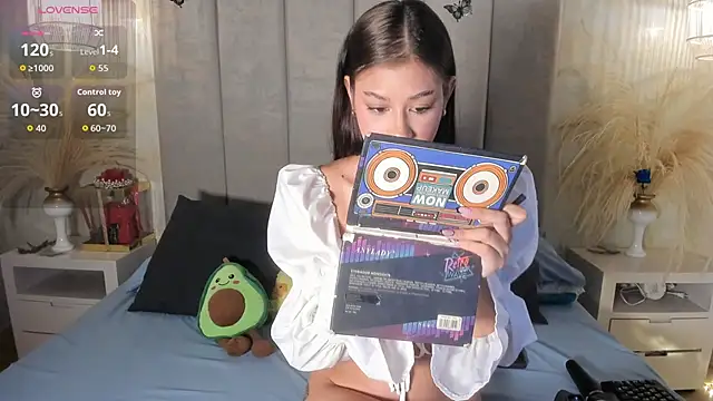 leaahcashh online show from September 14, 2025, 2:23 am