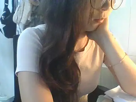 Linzly online show from October 17, 2025, 2:26 am