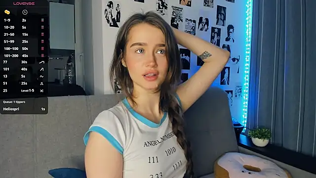 lovelyalivia online show from November 9, 2025, 9:24 am