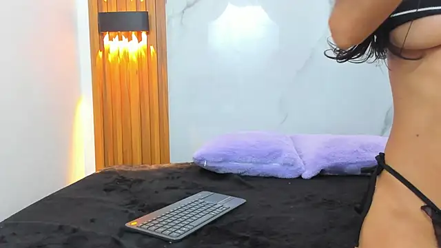 IsabellaMonet online show from November 11, 2025, 11:05 am