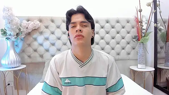 Snapshot of BenitoSaenz chatting on November 25, 2025, 12:05 pm BenitoSaenz online show from November 25, 2025, 12:05 pm