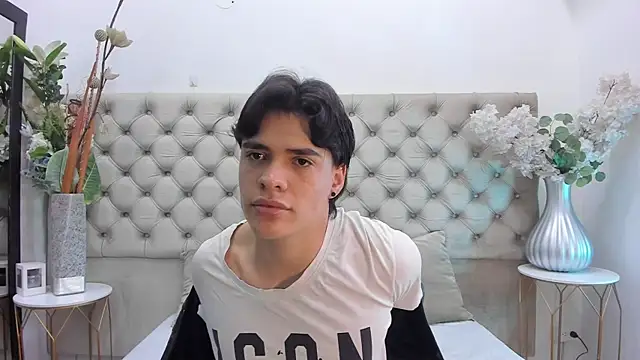 Snapshot of BenitoSaenz chatting on December 15, 2025, 12:11 pm BenitoSaenz online show from December 15, 2025, 12:11 pm