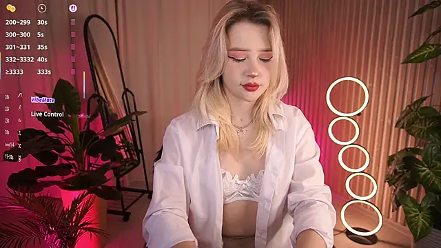 Snapshot of LauraWifeness chatting on December 3, 2025, 6:36 am LauraWifeness online show from December 3, 2025, 6:36 am