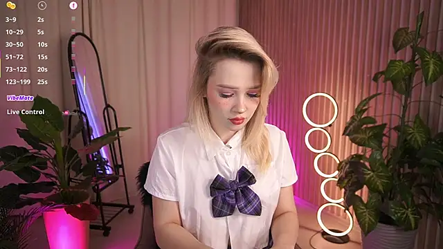 Snapshot of LauraWifeness chatting on December 15, 2025, 6:30 am LauraWifeness online show from December 15, 2025, 6:30 am