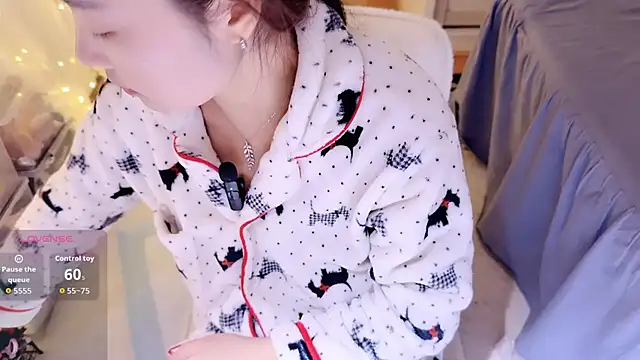 charlotte520 online show from November 26, 2025, 5:18 am