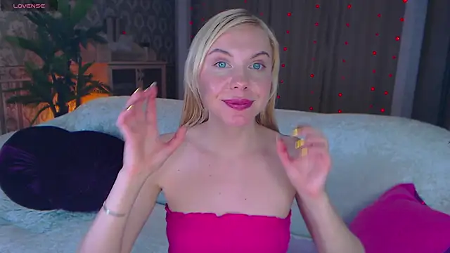 LiSinDoll online show from November 12, 2025, 9:02 am