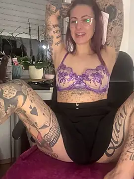 Snapshot of Dirty_Mel chatting on November 5, 2025, 9:18 pm Dirty Mel online show from November 5, 2025, 9:18 pm