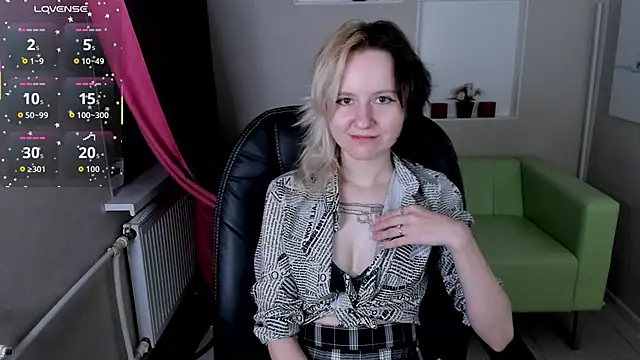 girl next doorr online show from October 23, 2025, 1:21 pm