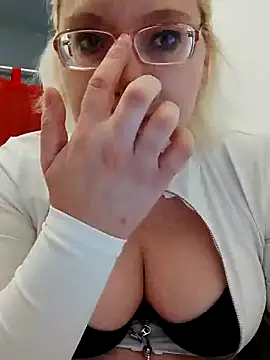 VikaKing online show from December 5, 2025, 8:28 pm