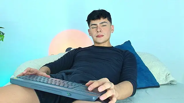 CamiiGuzmanX online show from October 25, 2025, 9:26 pm