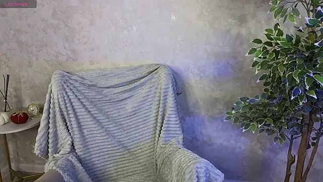 MillaHolt online show from November 14, 2025, 9:57 am