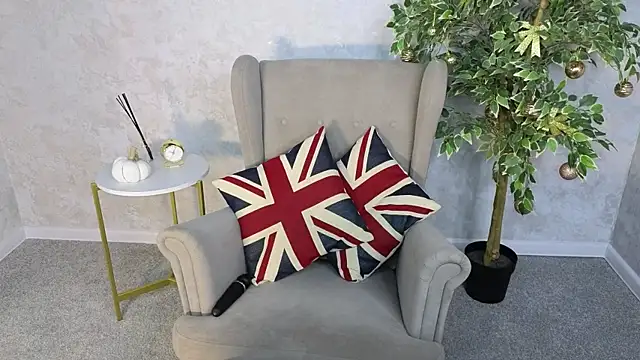 MillaHolt online show from December 17, 2025, 9:03 am