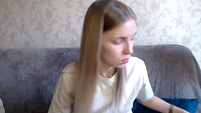 Snapshot of HitGyrl chatting on October 18, 2025, 8:05 am HitGyrl online show from October 18, 2025, 8:05 am