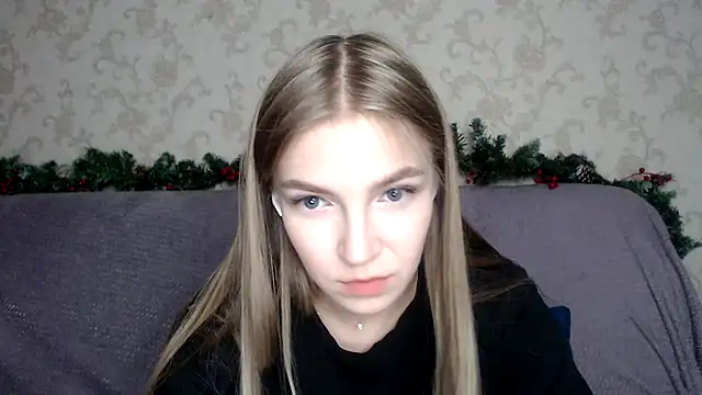 Snapshot of HitGyrl chatting on December 15, 2025, 3:40 pm HitGyrl online show from December 15, 2025, 3:40 pm