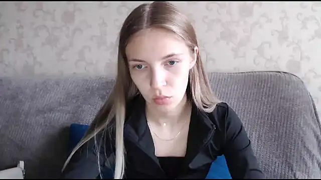 Snapshot of HitGyrl chatting on October 23, 2025, 8:02 am HitGyrl online show from October 23, 2025, 8:02 am