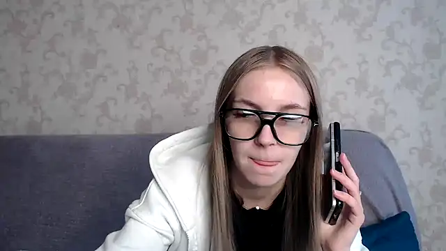 Snapshot of HitGyrl chatting on November 19, 2025, 8:36 am HitGyrl online show from November 19, 2025, 8:36 am