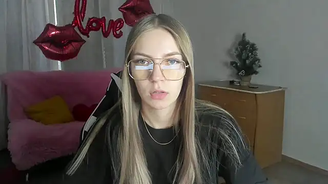 HitGyrl online show from March 3, 2026, 1:12 am