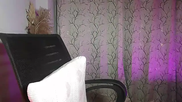 GlamorousQueen online show from March 11, 2026, 1:49 pm