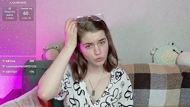 ElzaBlis online show from April 18, 2026, 7:07 pm