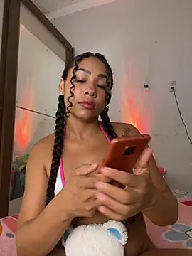 jhennyfer online show from December 5, 2025, 4:33 am