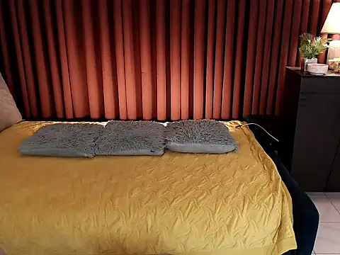 TransAlena95 online show from November 5, 2025, 10:35 pm