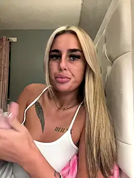 Snapshot of EllieMaeBaby chatting on December 14, 2025, 9:42 pm EllieMaeBaby online show from December 14, 2025, 9:42 pm