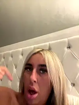 Snapshot of EllieMaeBaby chatting on September 13, 2025, 9:15 pm EllieMaeBaby online show from September 13, 2025, 9:15 pm