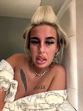 Snapshot of EllieMaeBaby chatting on November 24, 2025, 10:43 pm EllieMaeBaby online show from November 24, 2025, 10:43 pm