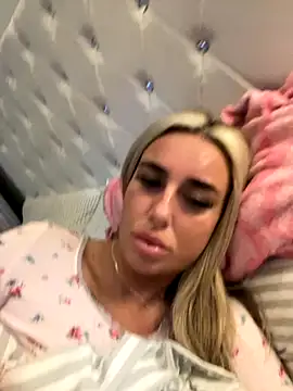 Snapshot of EllieMaeBaby chatting on December 4, 2025, 12:26 pm EllieMaeBaby online show from December 4, 2025, 12:26 pm