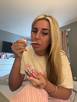 Snapshot of EllieMaeBaby chatting on December 5, 2025, 1:21 pm EllieMaeBaby online show from December 5, 2025, 1:21 pm