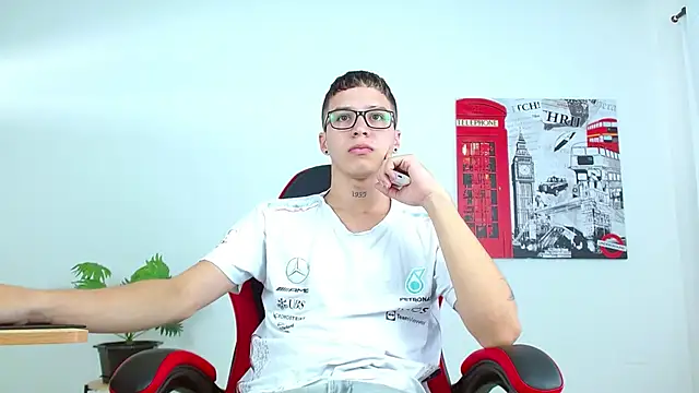 Cumandres18 online show from September 10, 2025, 1:54 pm