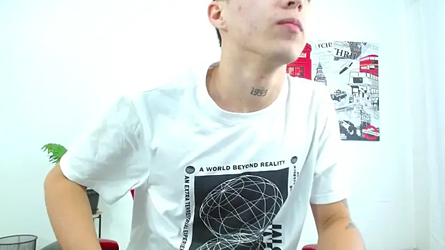 Cumandres18 online show from November 20, 2025, 2:07 pm