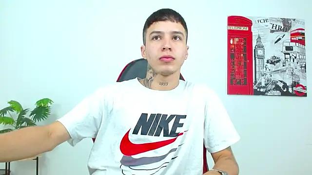 Cumandres18 online show from March 12, 2026, 2:32 pm