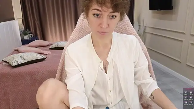 Snapshot of daniellia_ chatting on October 3, 2025, 9:11 am daniellia  online show from October 3, 2025, 9:11 am
