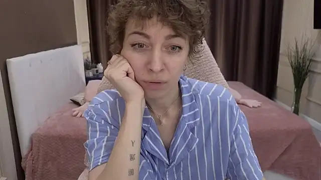 Snapshot of daniellia_ chatting on September 22, 2025, 7:58 am daniellia  online show from September 22, 2025, 7:58 am