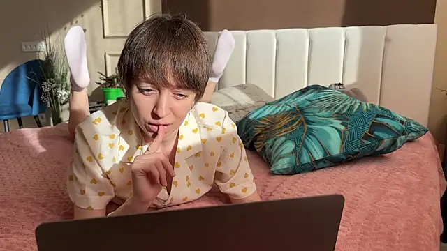 daniellia  online show from April 20, 2026, 2:18 pm