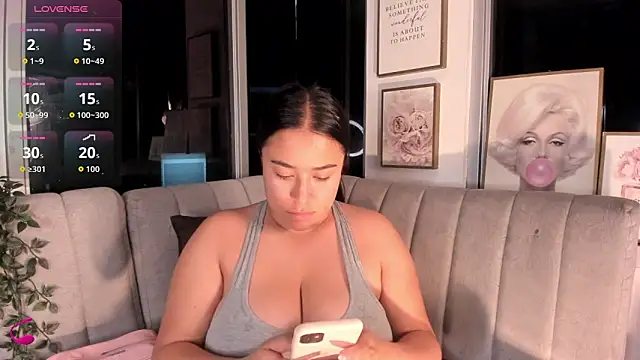 Snapshot of Zoey_thompson chatting on October 6, 2025, 11:05 pm Zoey thompson online show from October 6, 2025, 11:05 pm