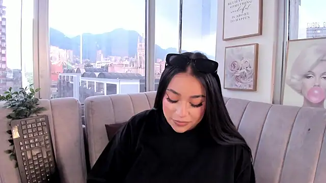 Snapshot of Zoey_thompson chatting on October 10, 2025, 7:47 pm Zoey thompson online show from October 10, 2025, 7:47 pm