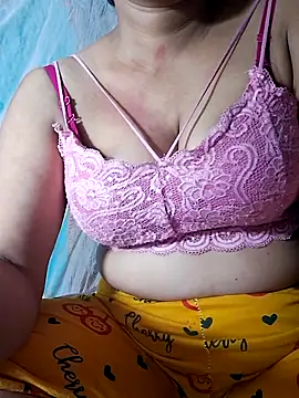 Snapshot of Mon-Shot9 chatting on October 3, 2025, 7:04 pm Mon-Shot9 online show from October 3, 2025, 7:04 pm