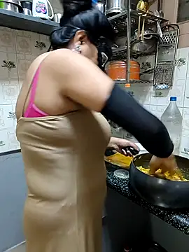 Queen Nightt online show from October 1, 2025, 7:35 am